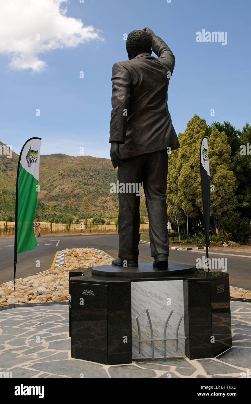 Statue de Nelson Mandela à l'entrée de l'ancienne prison Victor Verster maintenant appelé le Centre correctionnel de Drakenstein près de Paarl SA Banque D'Images