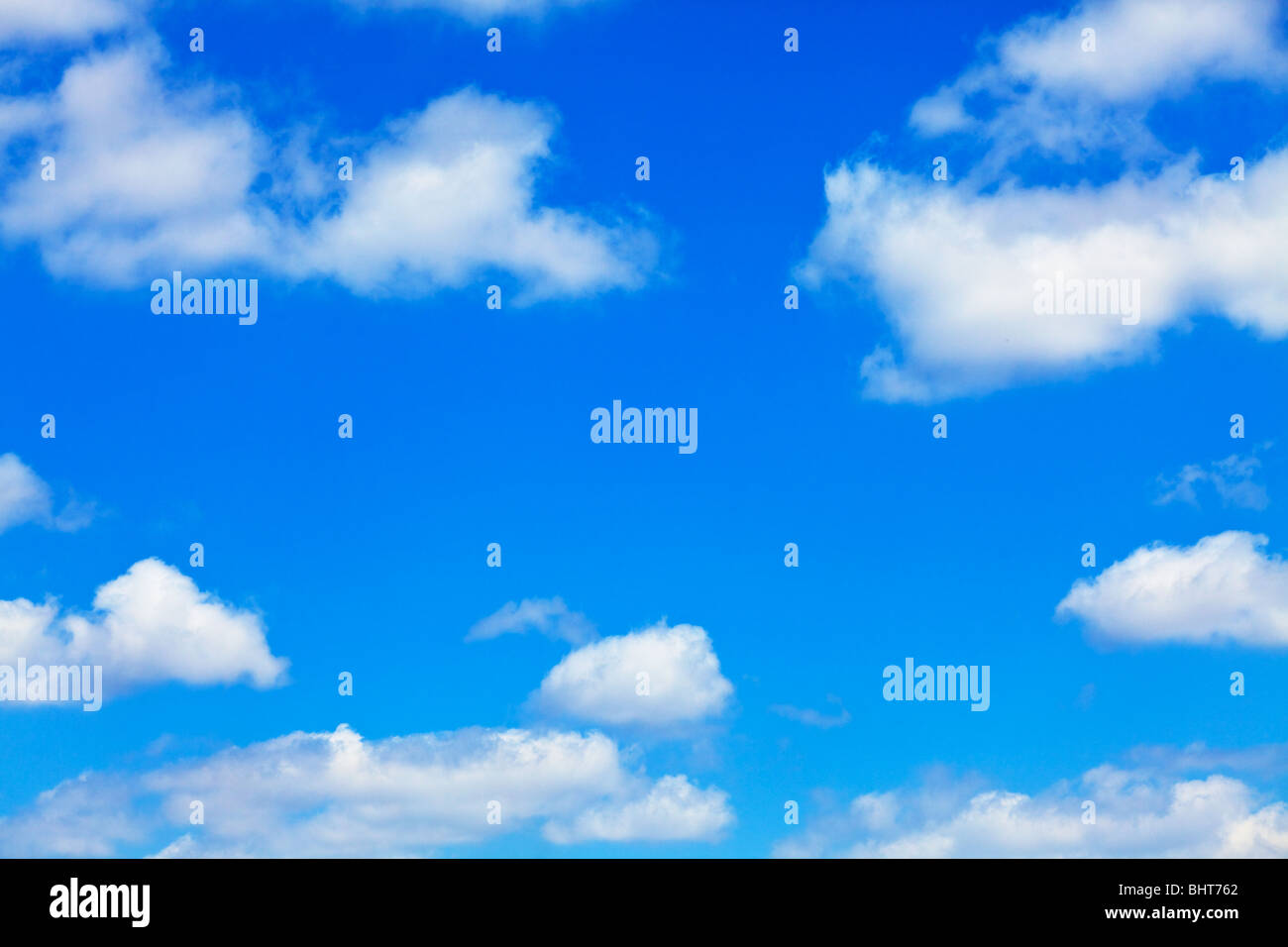 Ciel bleu avec des nuages de fond blanc moelleux Banque D'Images