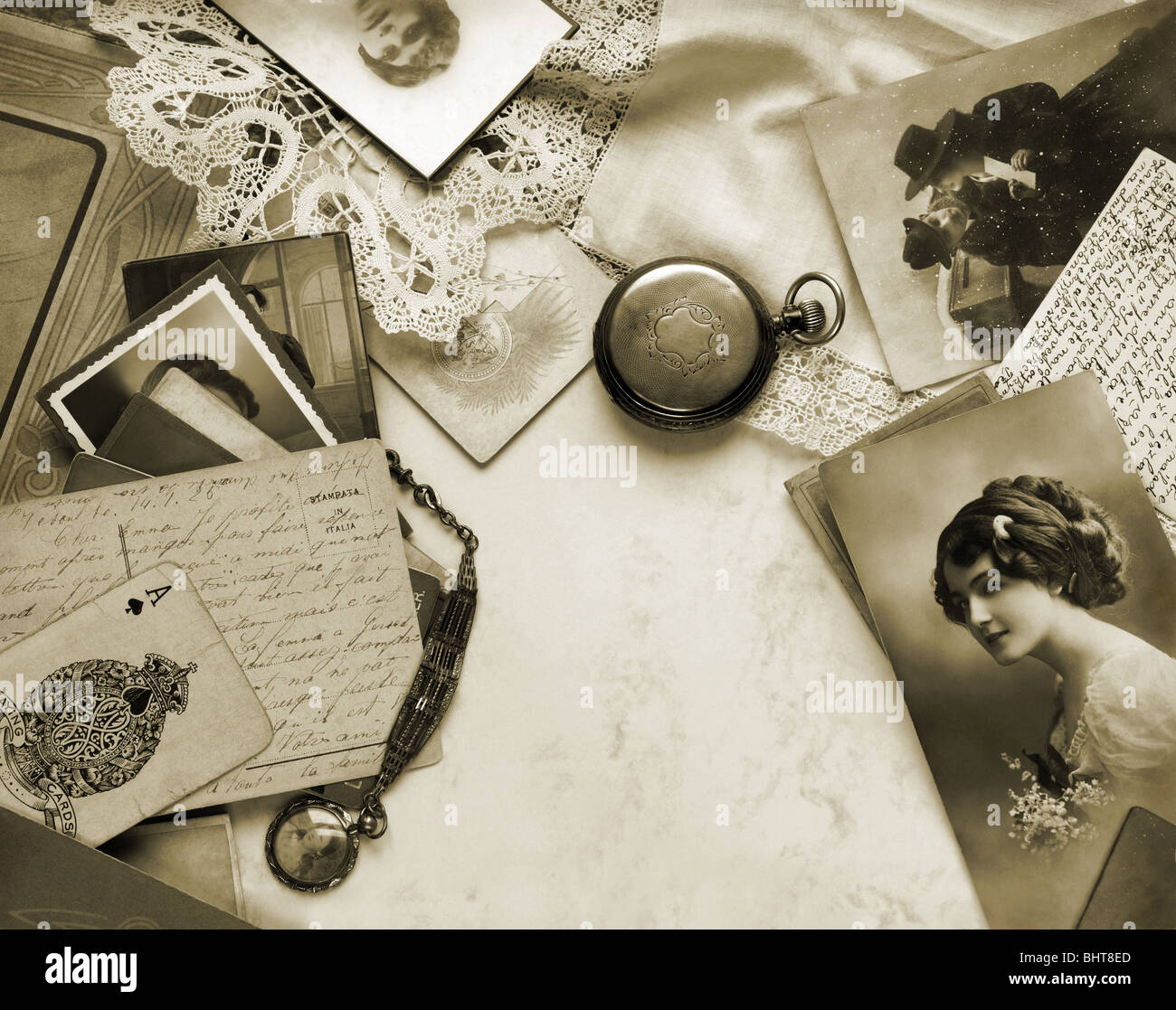 Souvenirs en sépia. Composition de vintage photographies et autres objets. Banque D'Images