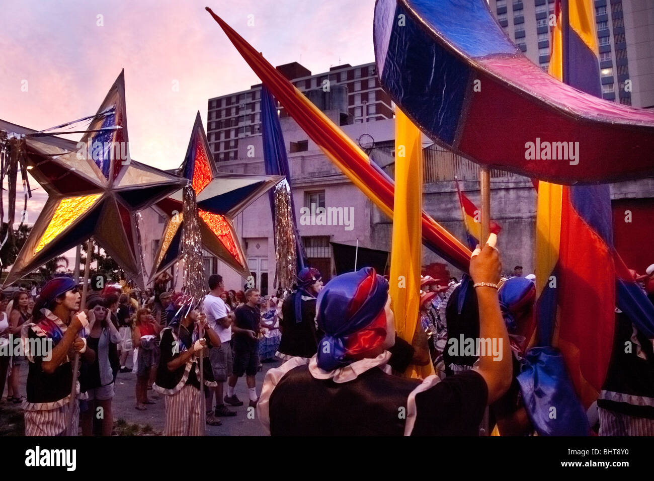 Les artistes interprètes ou exécutants se préparent à entrer dans le défilé des Llamadas durant Carnaval de Montevideo, Uruguay. Banque D'Images
