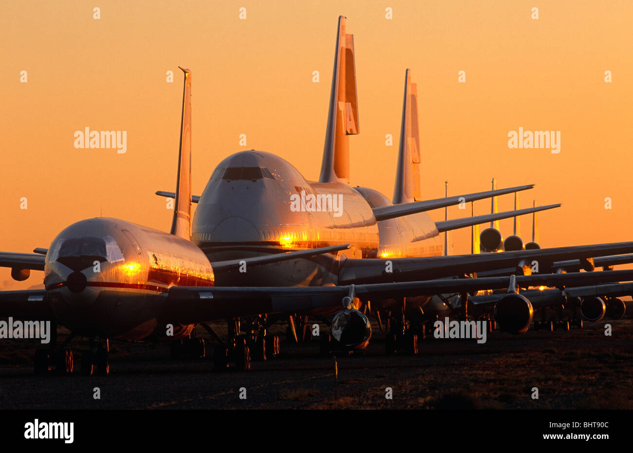 Vestiges de TWA Boeing 747 et McDonnell Douglas DC-10 avions de siéger comme si dans un décollage sur une file d'attente à l'installation de stockage de Mojave. Banque D'Images