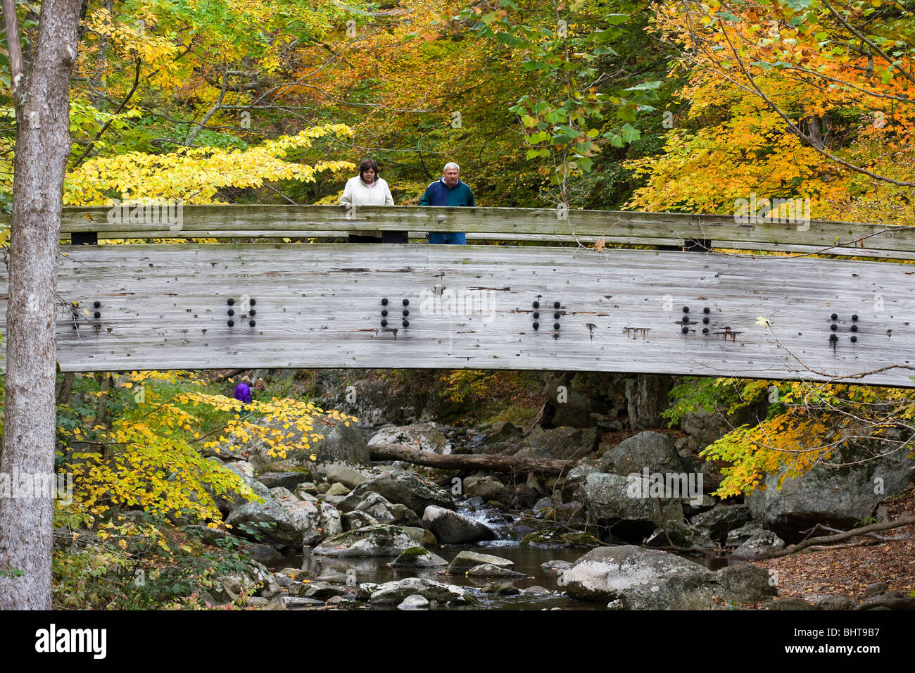 Les randonneurs profiter de la vue depuis un pont à Albemarle County, en Virginie. Banque D'Images