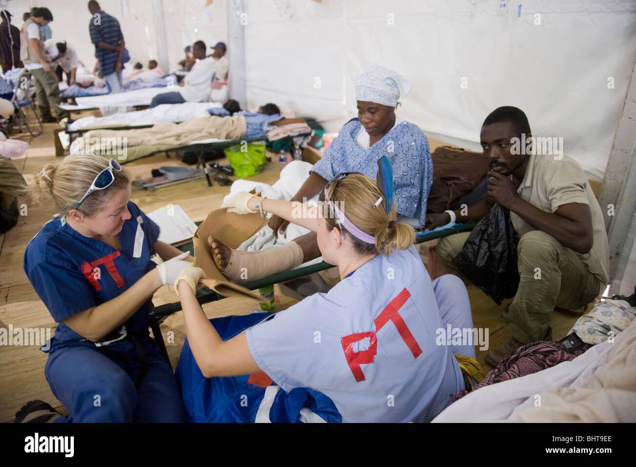 Les patients reçoivent des soins médicaux dans l'hôpital de campagne de l'Université de Miami après un séisme de 7,0 MW a frappé Haïti le 12 janvier, Banque D'Images