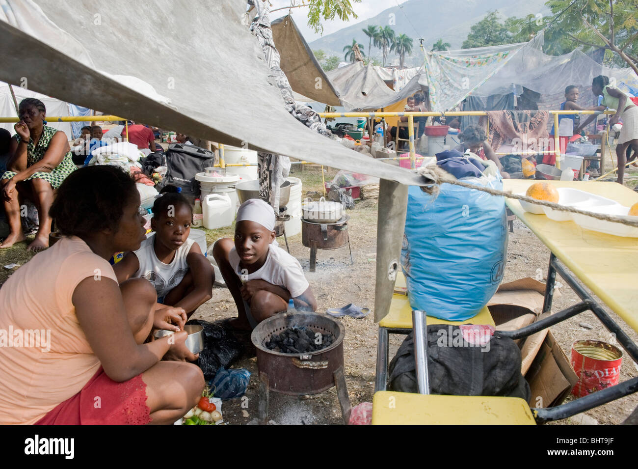 Des milliers de sans-abri Haïtiens déplacés dans la capitale après un séisme de 7,0 MW a frappé Haïti le 12 janvier, 2010 Banque D'Images