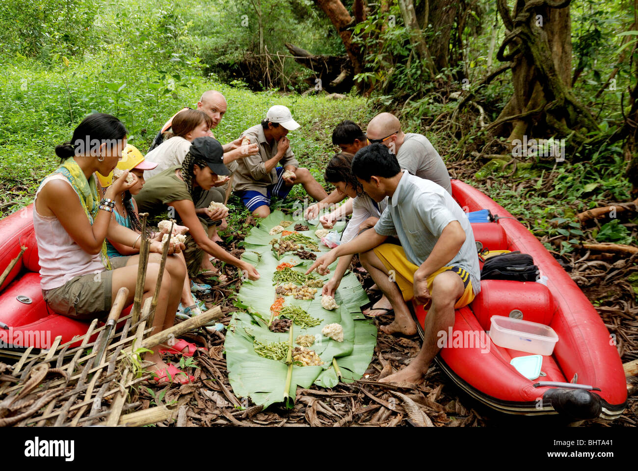 Après avoir déjeuner sur une feuille de bananier au cours d'une excursion en kayak dans la jungle dans le nord de la province de Luang Namtha au Laos. Banque D'Images