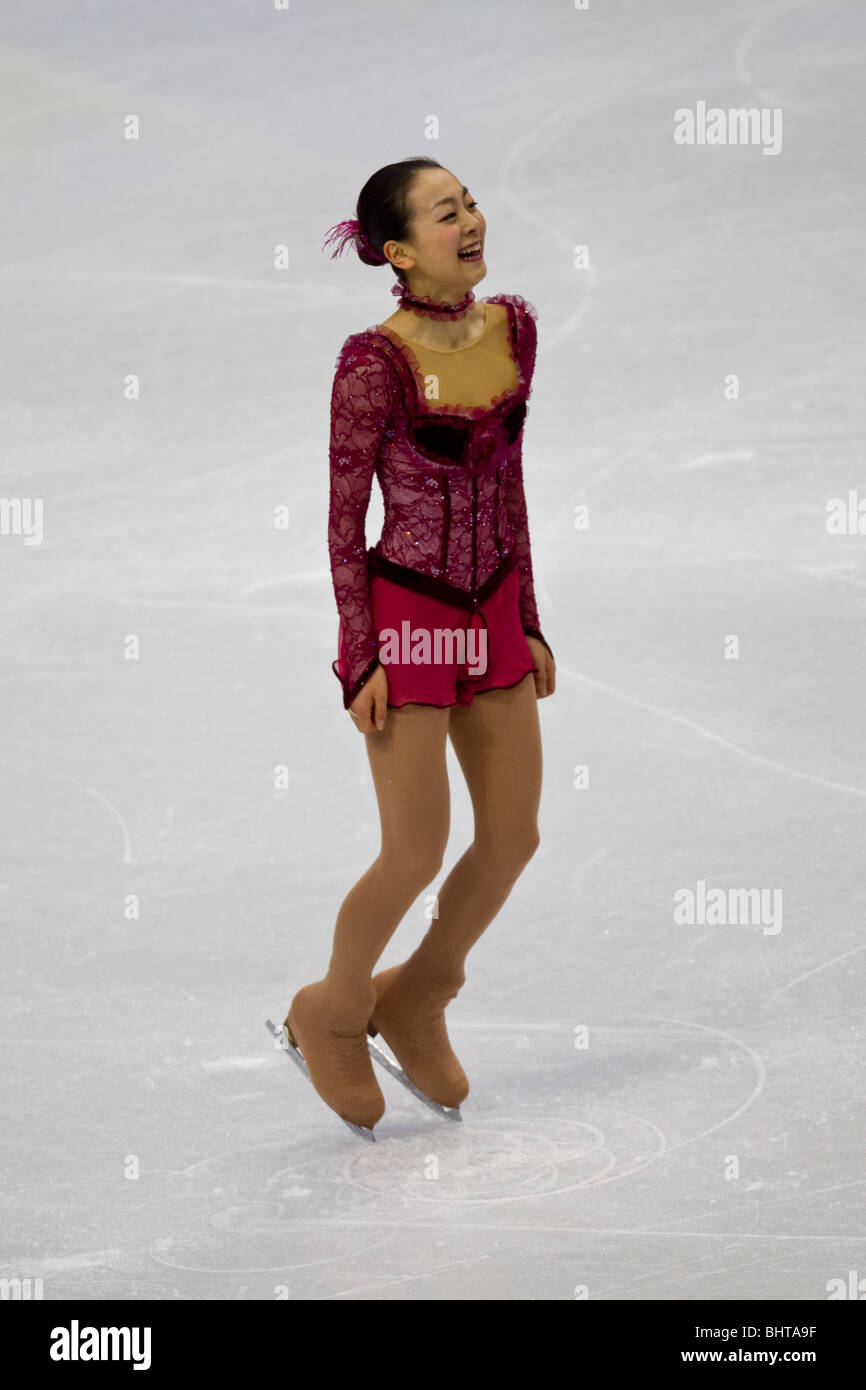 Mao Asada (JPN) qui se font concurrence sur le programme court dames de patinage artistique aux Jeux Olympiques d'hiver de 2010 Banque D'Images