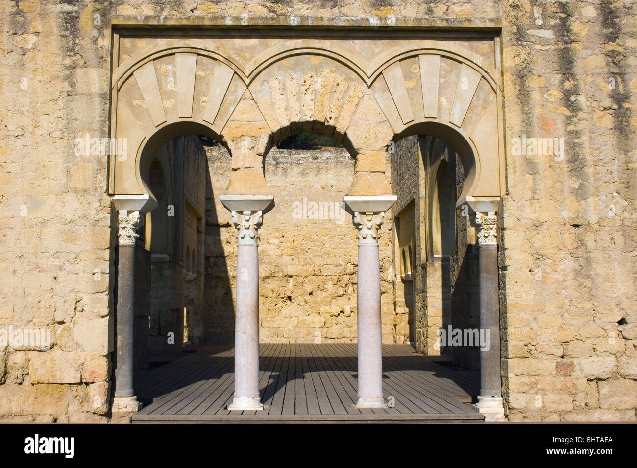 Cordoue, Espagne. Porte du Nord au Medina Azahara ou Madinat al Zahra palace ville. Banque D'Images