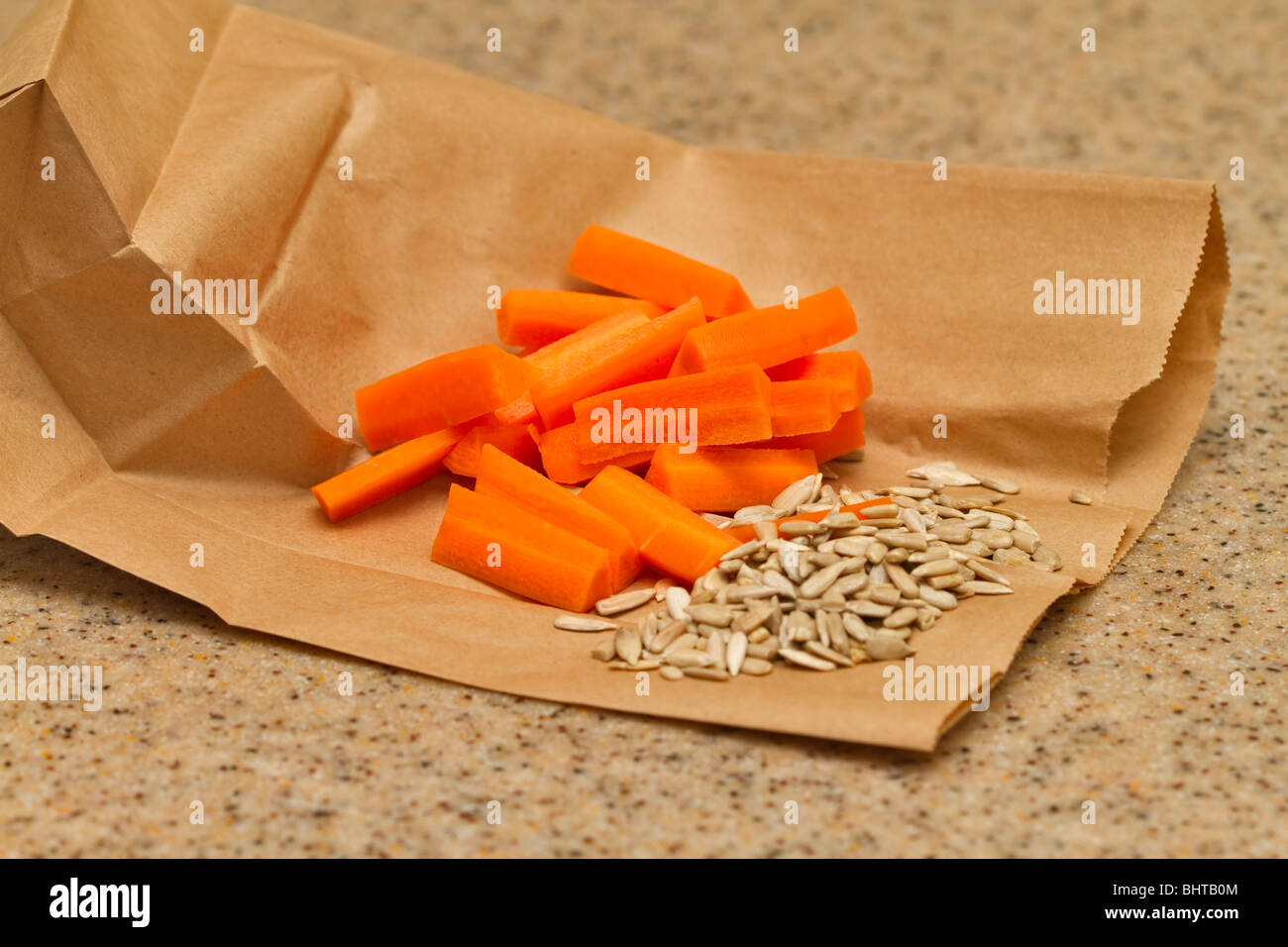 Des bâtonnets de carotte et graines de tournesol dans un lunch sain Banque D'Images