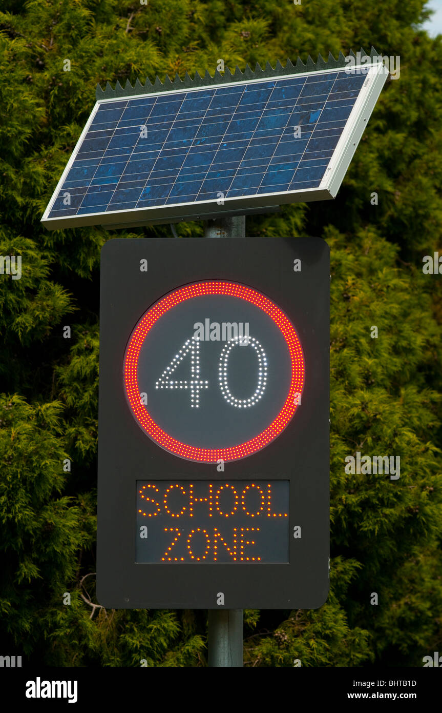 Passage de l'école à l'énergie solaire et signe de la limite de vitesse en Tasmanie en Australie Banque D'Images