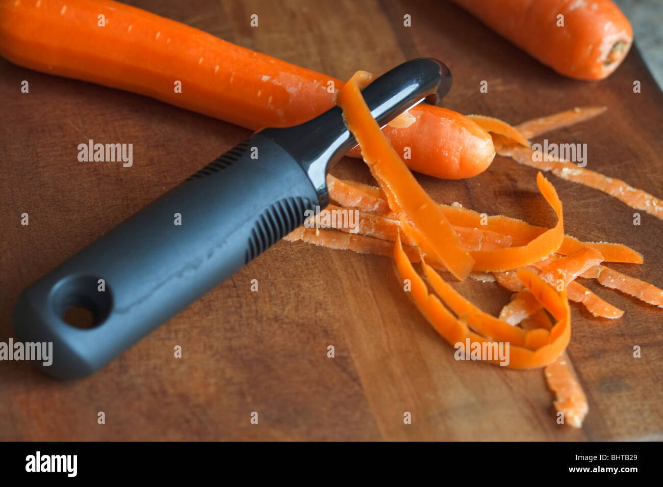 Éplucher les carottes Banque D'Images