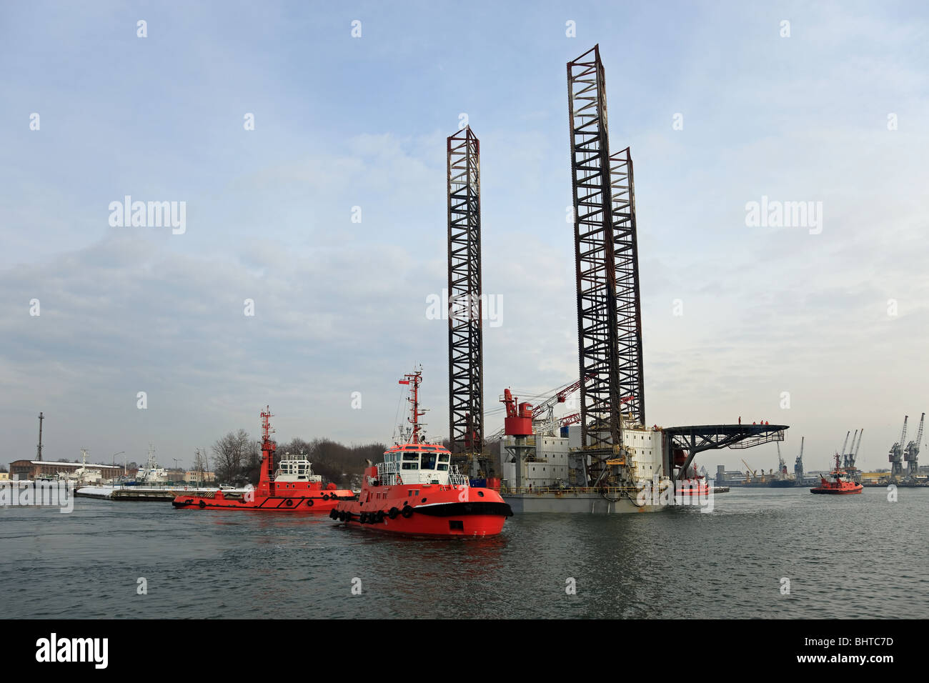 La plate-forme de remorquage dans le port Banque D'Images