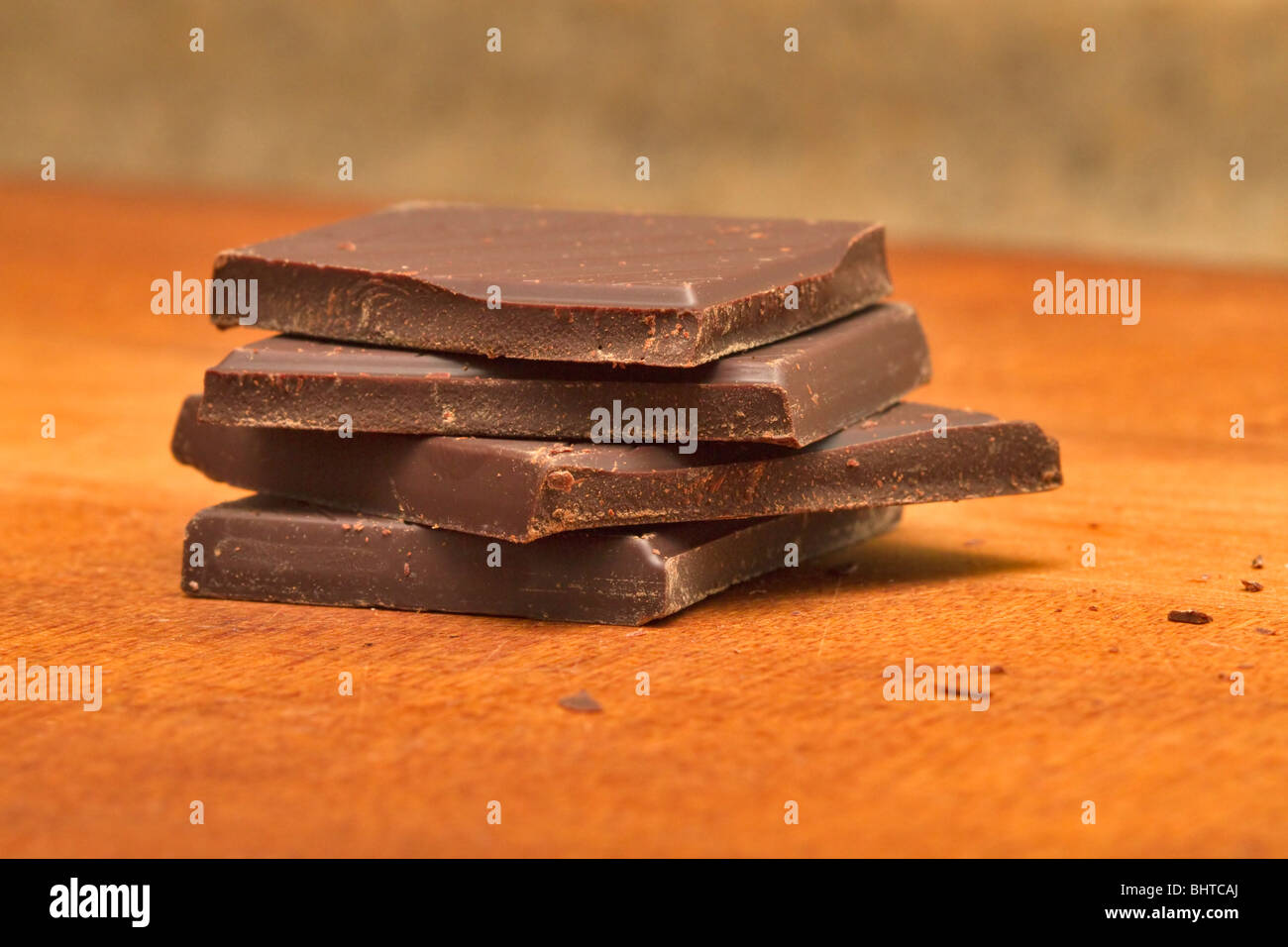 Pour la cuisson du chocolat sur une planche à découper en bois Banque D'Images