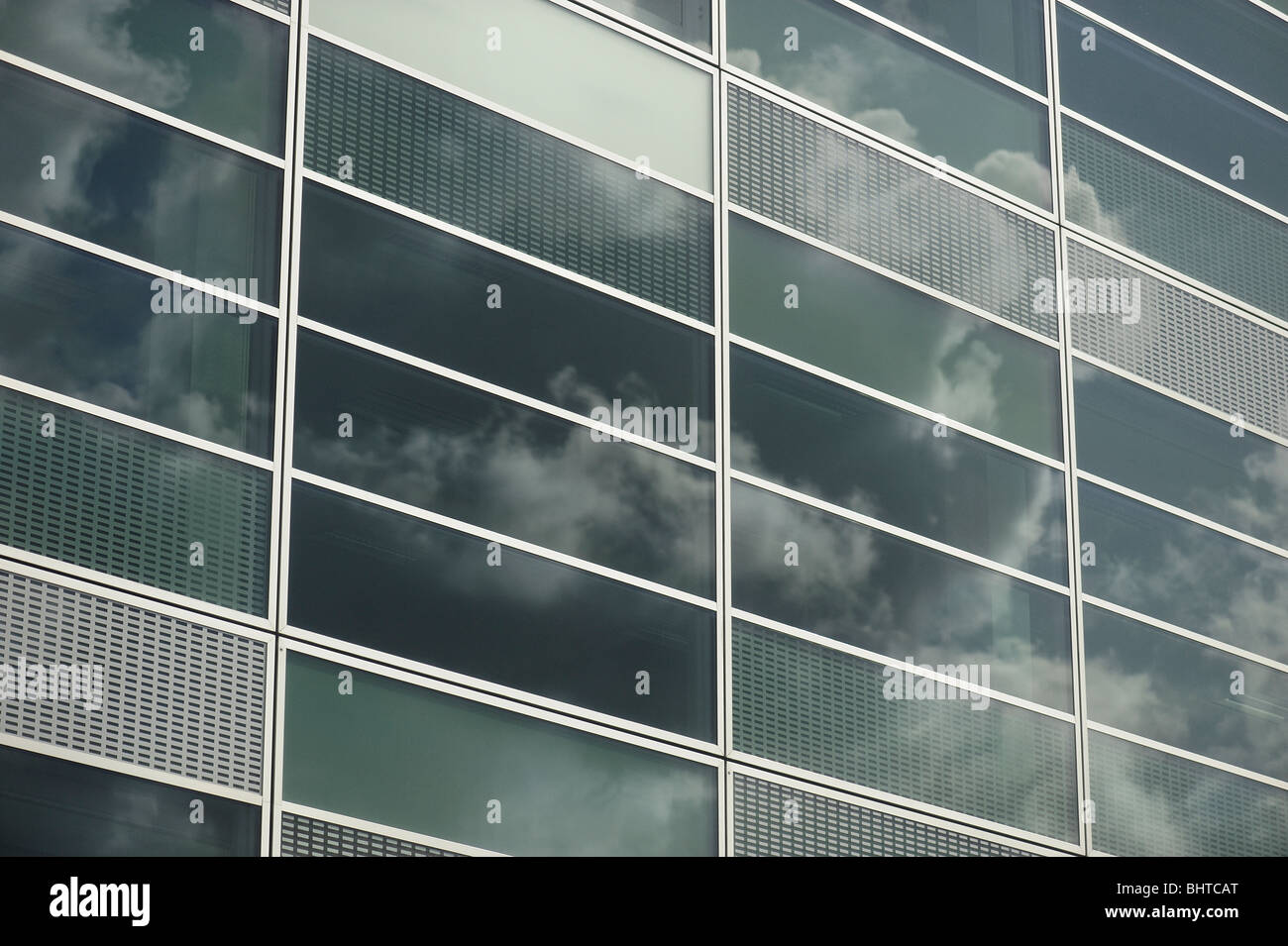 Réflexions des nuages en fenêtres de bureau Banque D'Images