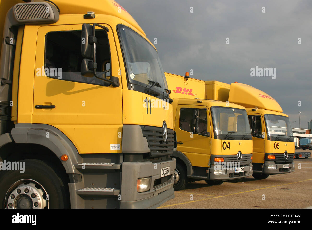 Les camions de fret DHL Banque D'Images