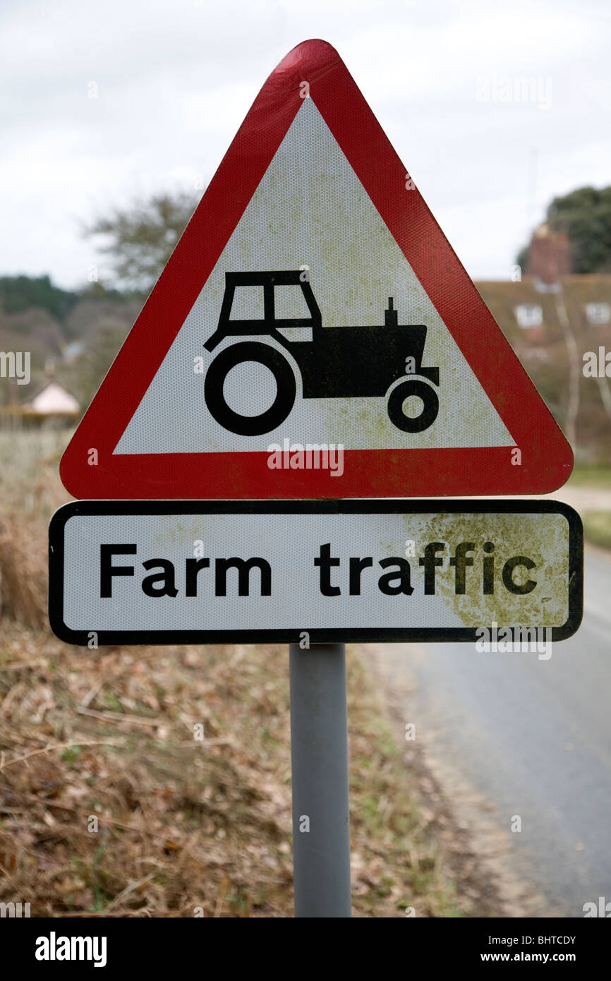 Triangle rouge tracteur signalisation routière pour le trafic agricole Banque D'Images