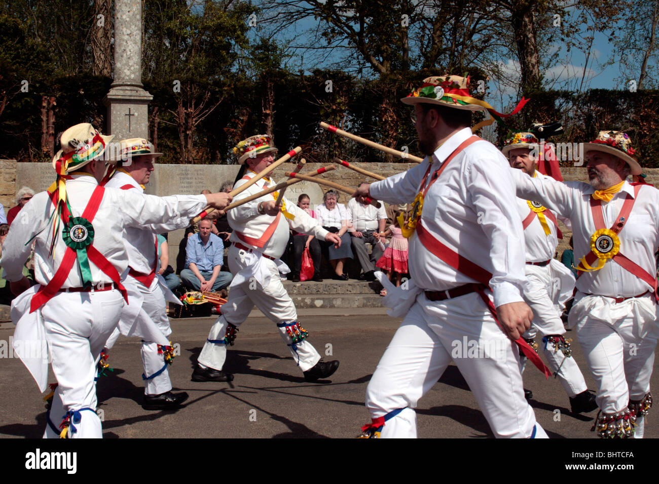 Un morris dance est une forme de danse folk anglais habituellement accompagnés de musique. Banque D'Images