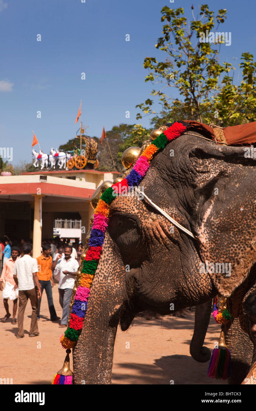 L'Inde, le Kerala, Adoor, Sree Parthasarathy temple, Gajamela, caparisoned en préparation pour l'éléphant procession Banque D'Images