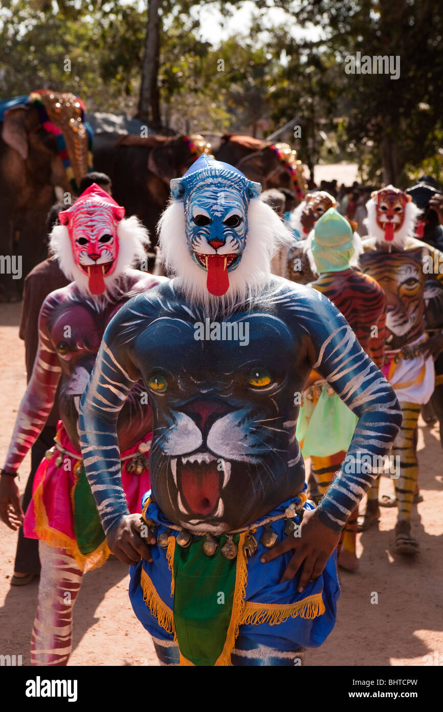 L'Inde, le Kerala, Adoor, Sree Parthasarathy temple, Gajamela Pulikali, hommes, avec un corps peint comme des animaux sauvages Banque D'Images