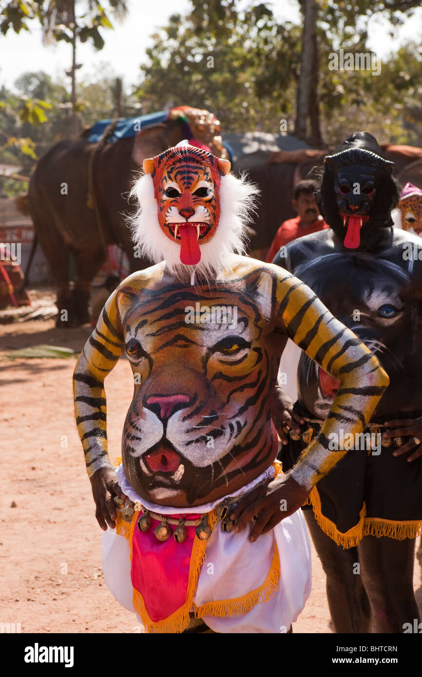 L'Inde, le Kerala, Adoor, Sree Parthasarathy temple, Gajamela Pulikali,, les hommes, avec des organes peint comme des animaux sauvages Banque D'Images