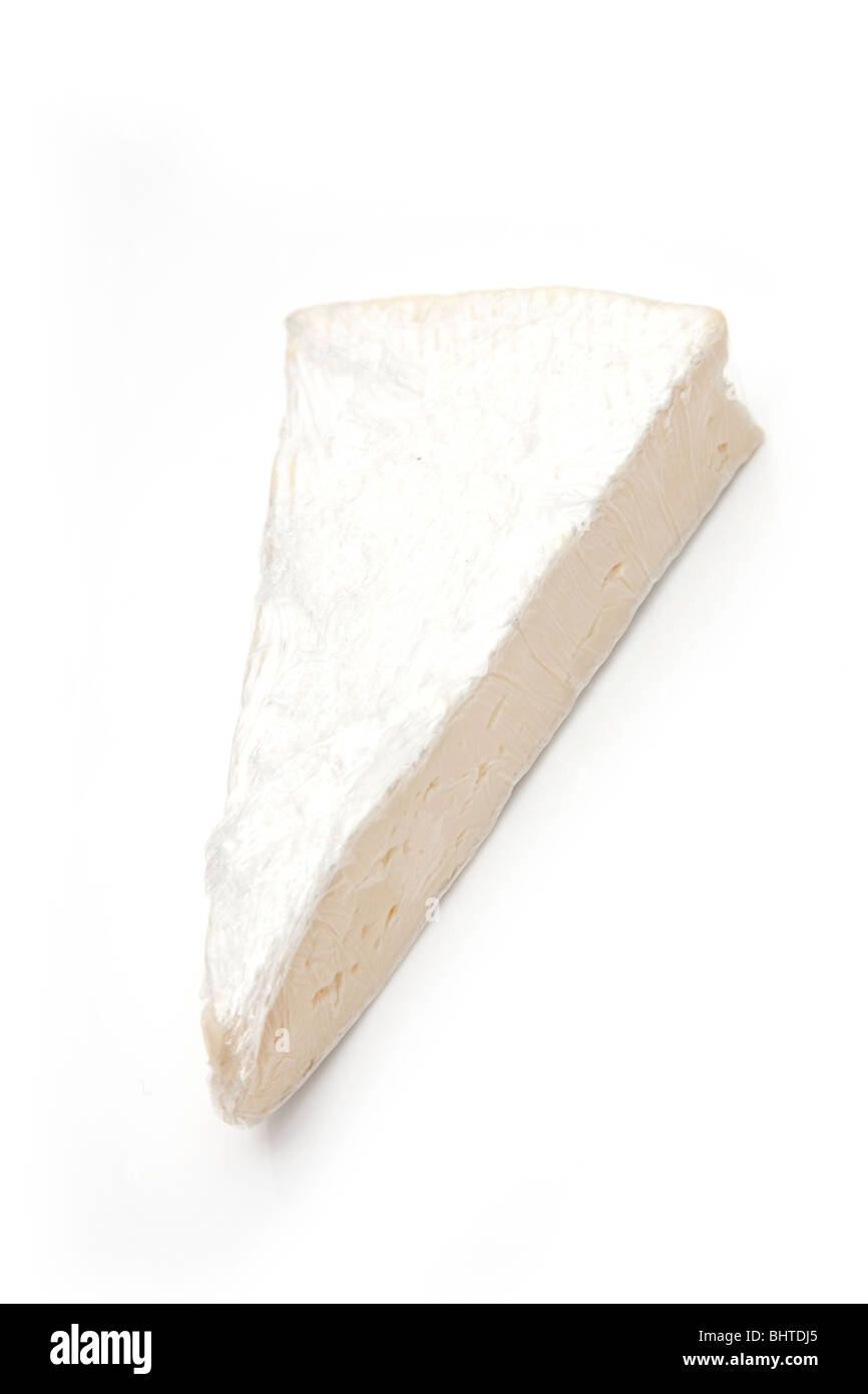 Tranche de fromage Brie isolé sur un fond blanc stdio Banque D'Images