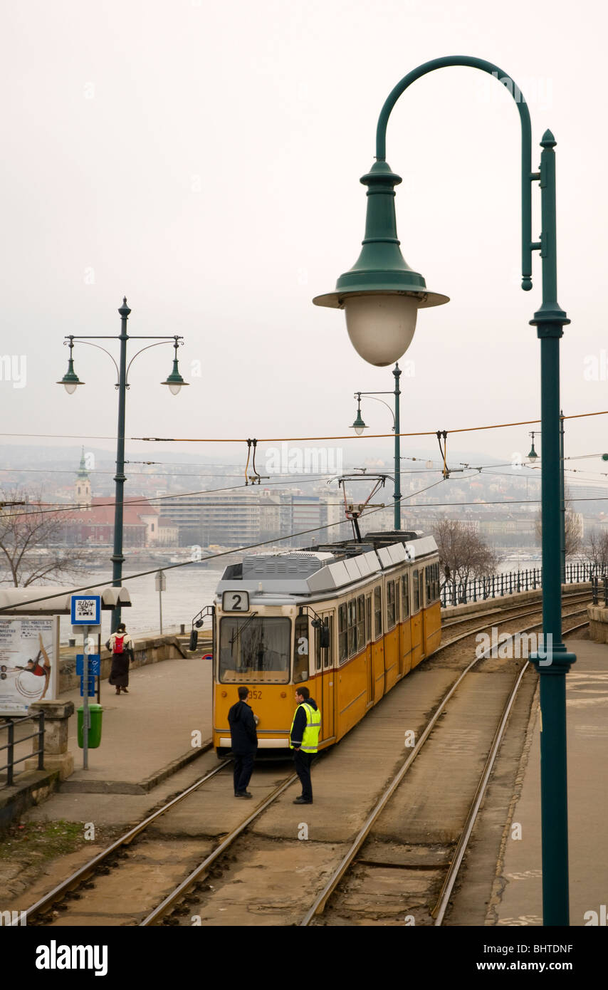 Un tramway à l'arrêt de l'Institut Universitaire de Budapest, Hongrie, en attendant de procéder. Banque D'Images