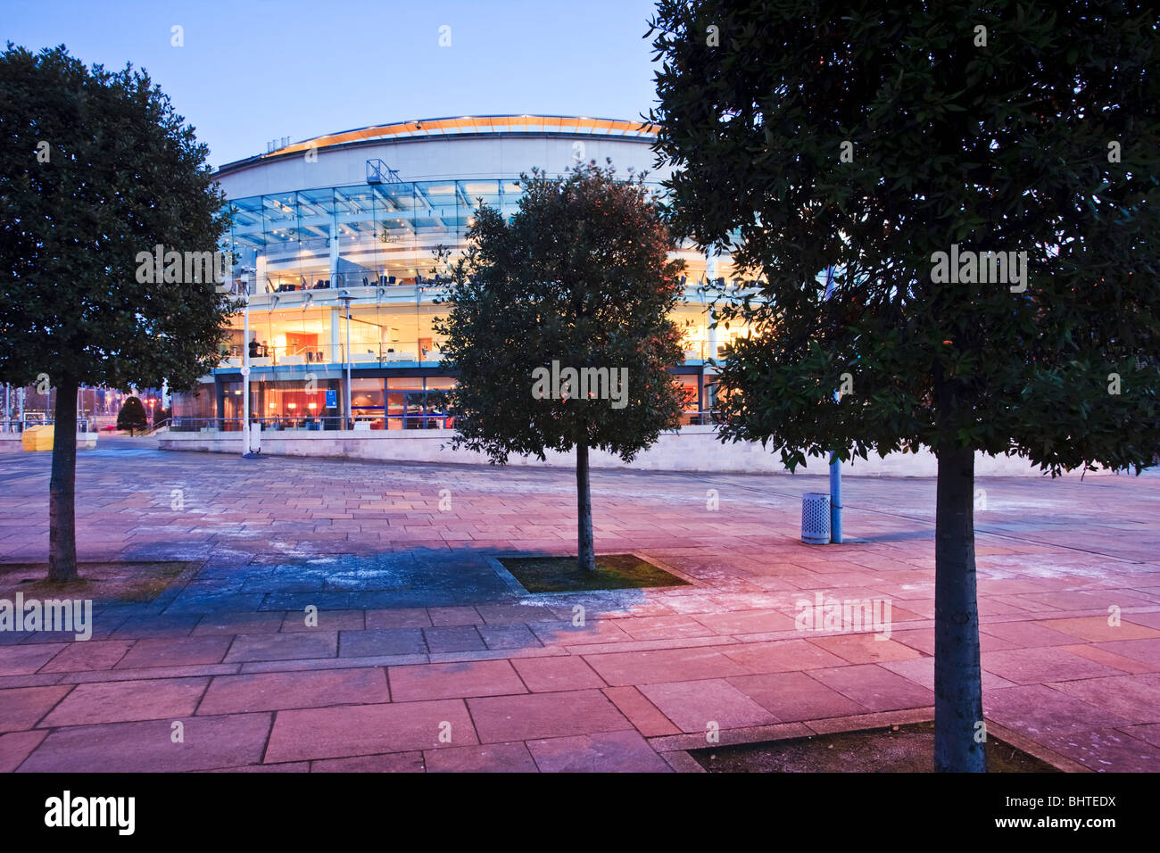 Waterfront Hall sur les rives de la rivière Lagan, Belfast, Irlande du Nord. Le hall est une grande salle de concerts et a ouvert en 1997 Banque D'Images