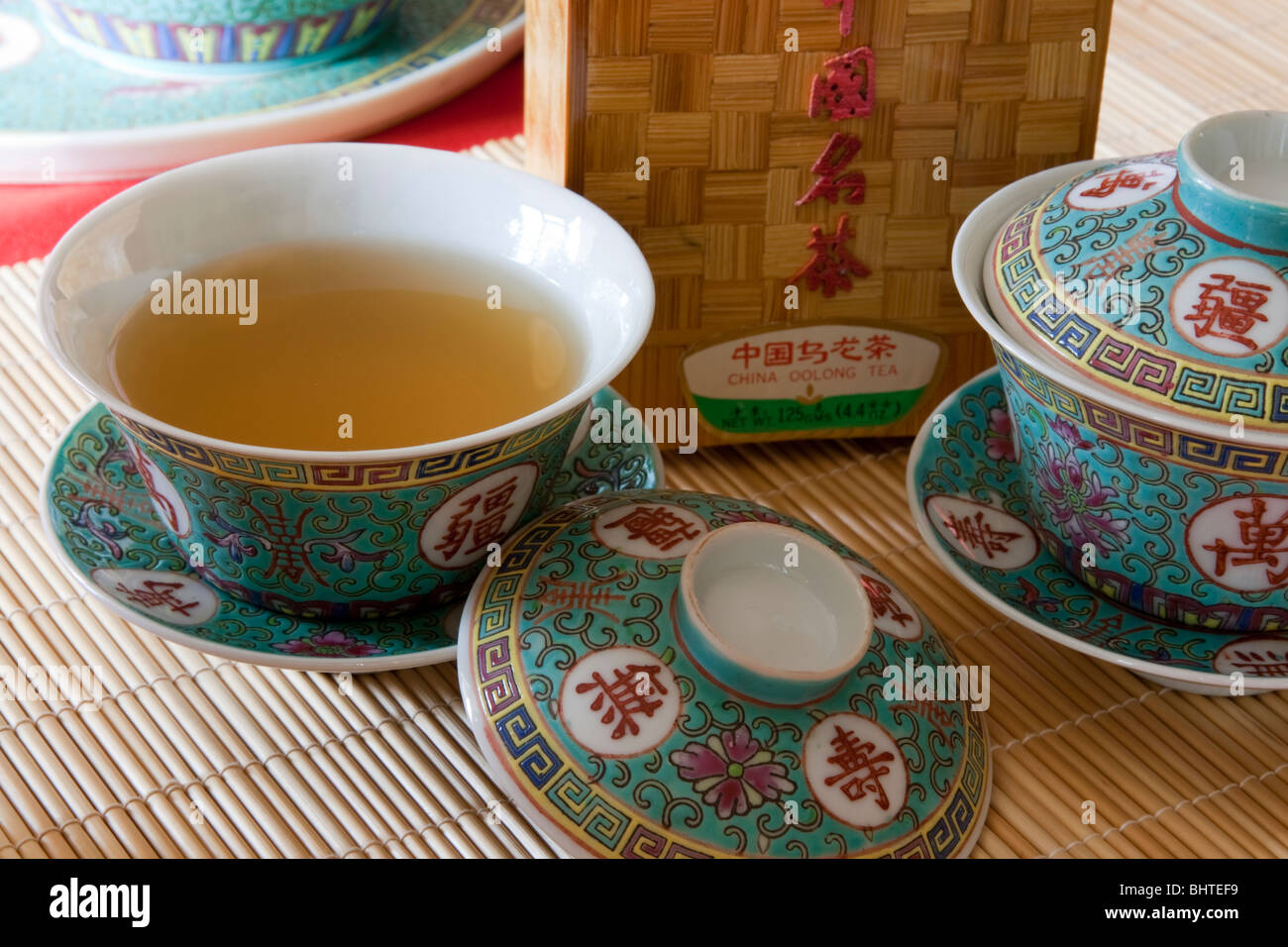 Thé vert chinois dans une antique Chine tasse avec un plateau de thé Oolong caddy Banque D'Images