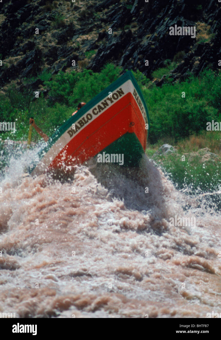 Grand Canyon Dory battant le haut et au-dessus de vague géante à l'Ermite sur le Colorado River rapide à l'intérieur du Grand Canyon Banque D'Images