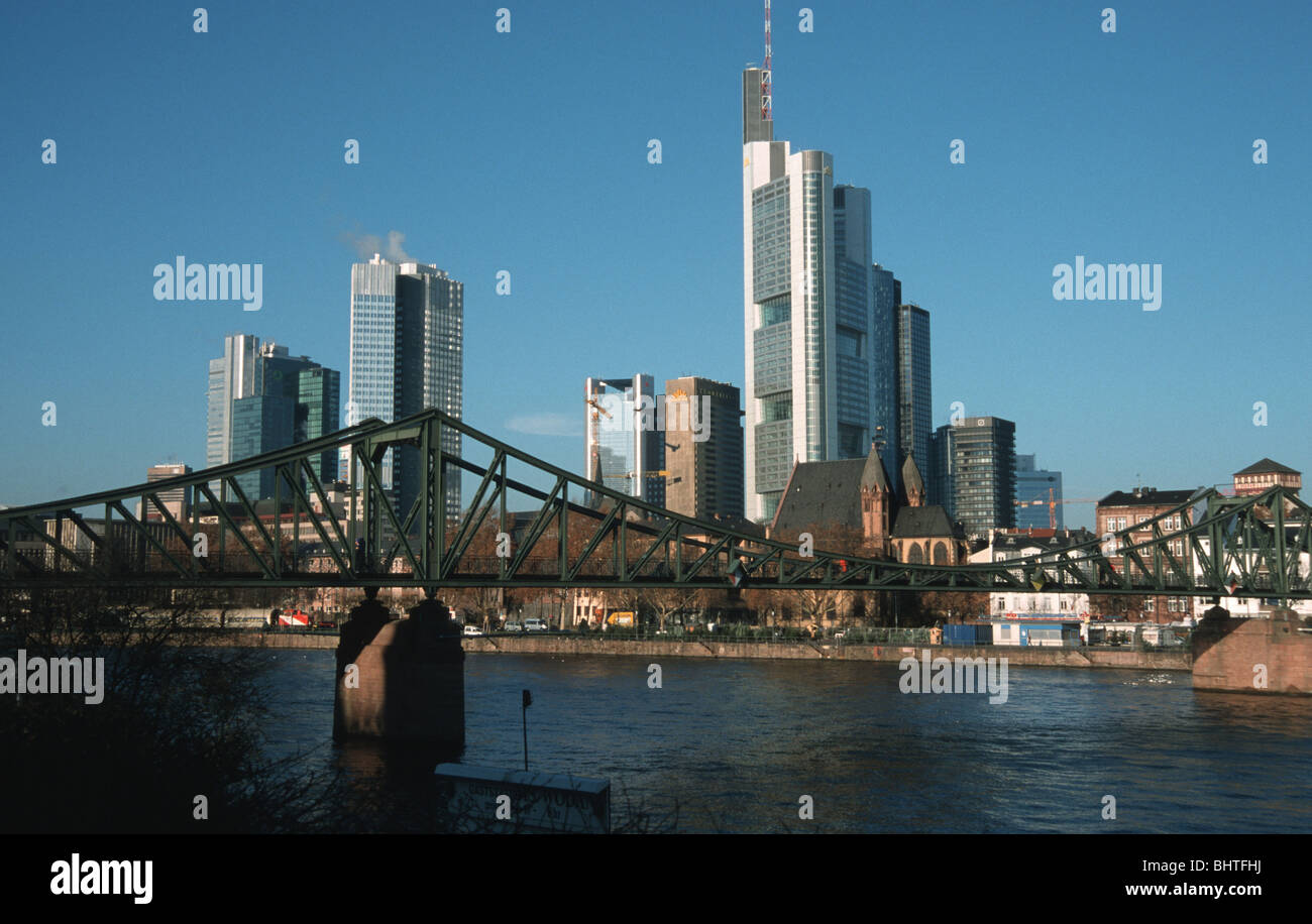 France, Allemagne, Frankfurt Frankfurt Main, Eiserner Steg mit Skyline Rivière Main avec pont de fer Banque D'Images