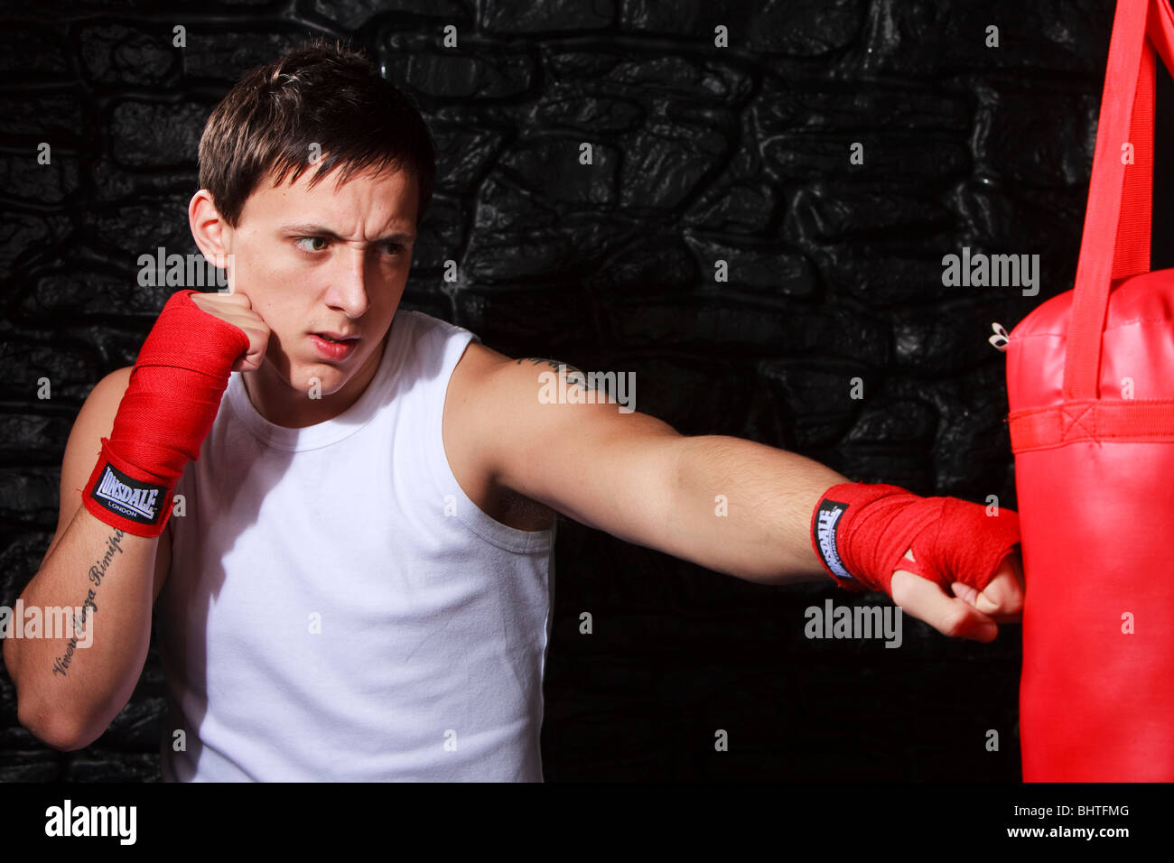 Angleterre arts martiaux karate champion de l'équipe de formation sur sac de sport avec des tours de main d'exercer et garder la forme Banque D'Images