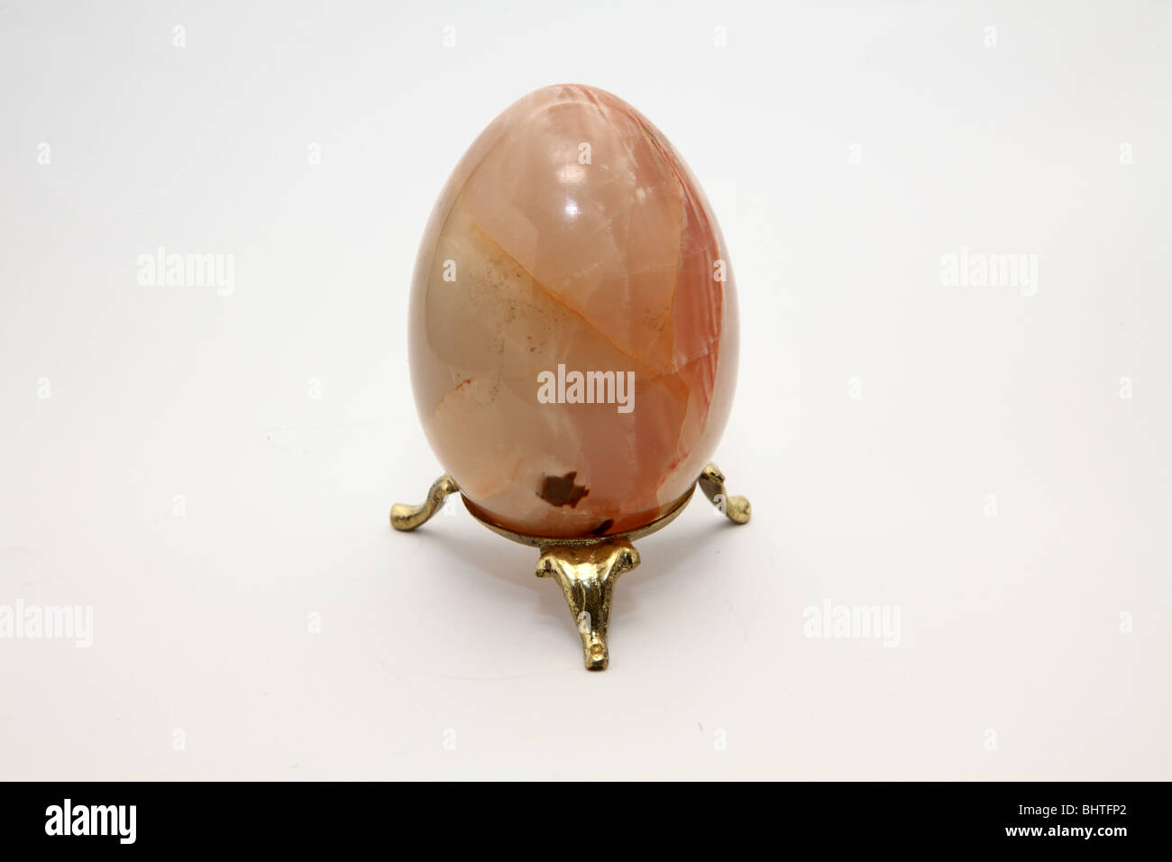 L'œuf de pierre sur un support métallique Banque D'Images