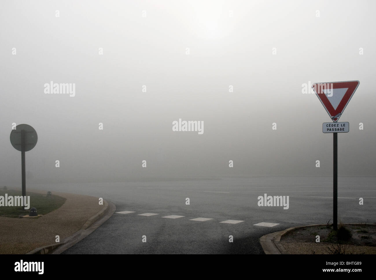 Brouillard à l'aire de stationnement sur une zone de service Banque D'Images