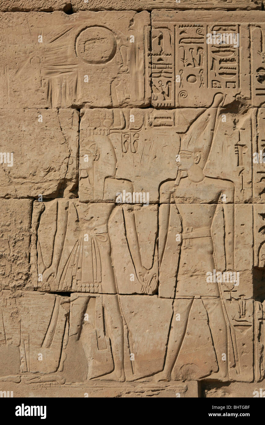 Hiéroglyphes sur les murs de temple de Louxor à Louxor, Egypte Banque D'Images