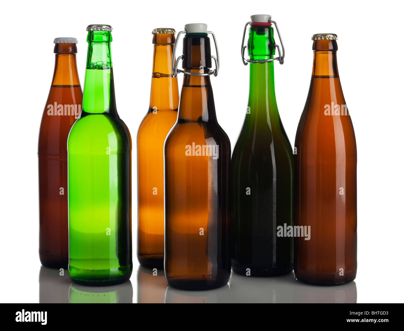 Six bouteilles de bière sans étiquettes isolated on white Banque D'Images