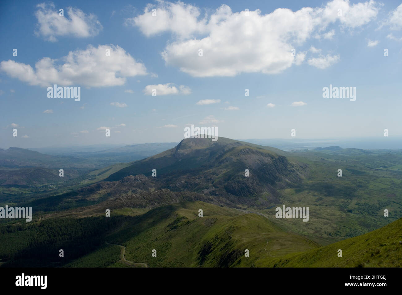 Hebog Moel et forêt de Beddgelert de Nantlle crête au-dessus du village de Rhyd Ddu dans le Nord du Pays de Galles, Snowdonia Banque D'Images