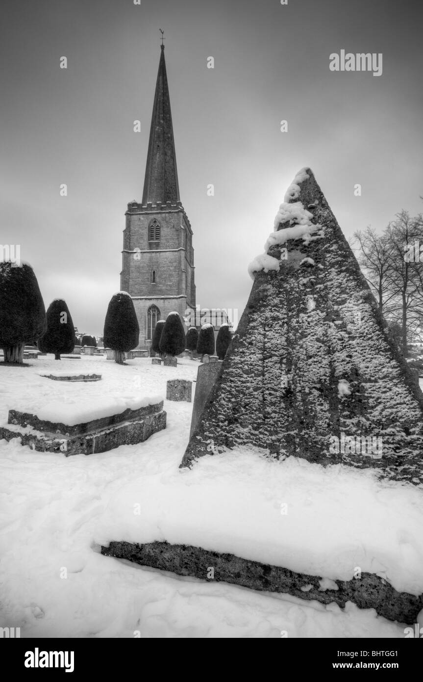 Image en noir et blanc de l'église St Mary en hiver, Painswick, Cotswolds, Gloucestershire, Royaume-Uni. Banque D'Images