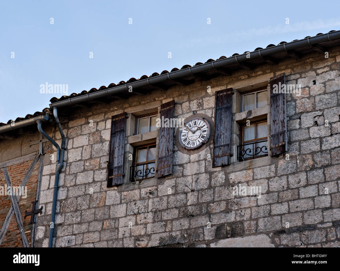 Windows typique et de l'horloge de Castelnau de Montmiral Banque D'Images