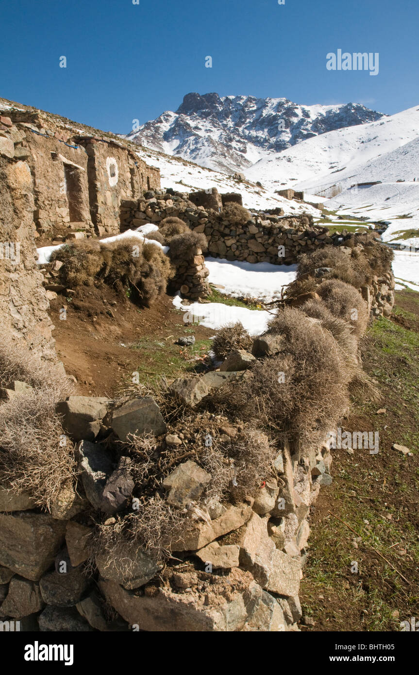 Bâtiments berbère déserte dans les montagnes du Haut Atlas marocain, près de la station de ski d'Oukaimeden Banque D'Images