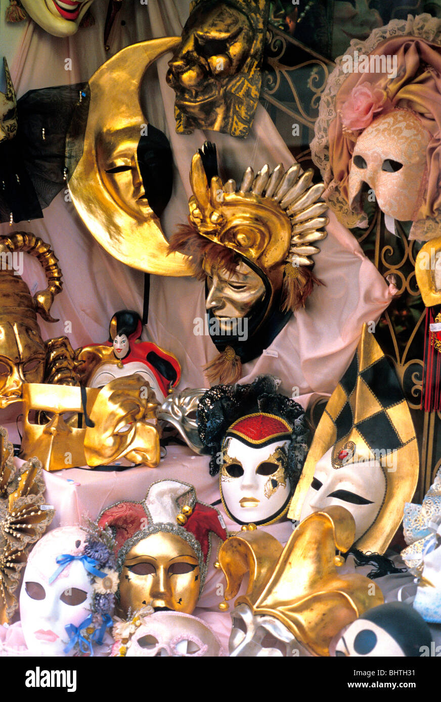 Close-up of masquerade miniatures masques et des plaques murales en vitrine dans Venise, Italie Banque D'Images