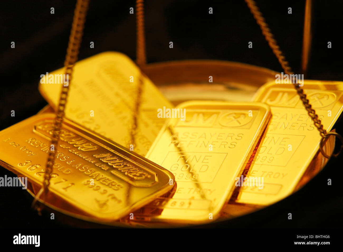 Une once d'or dans le bac de balance Banque D'Images