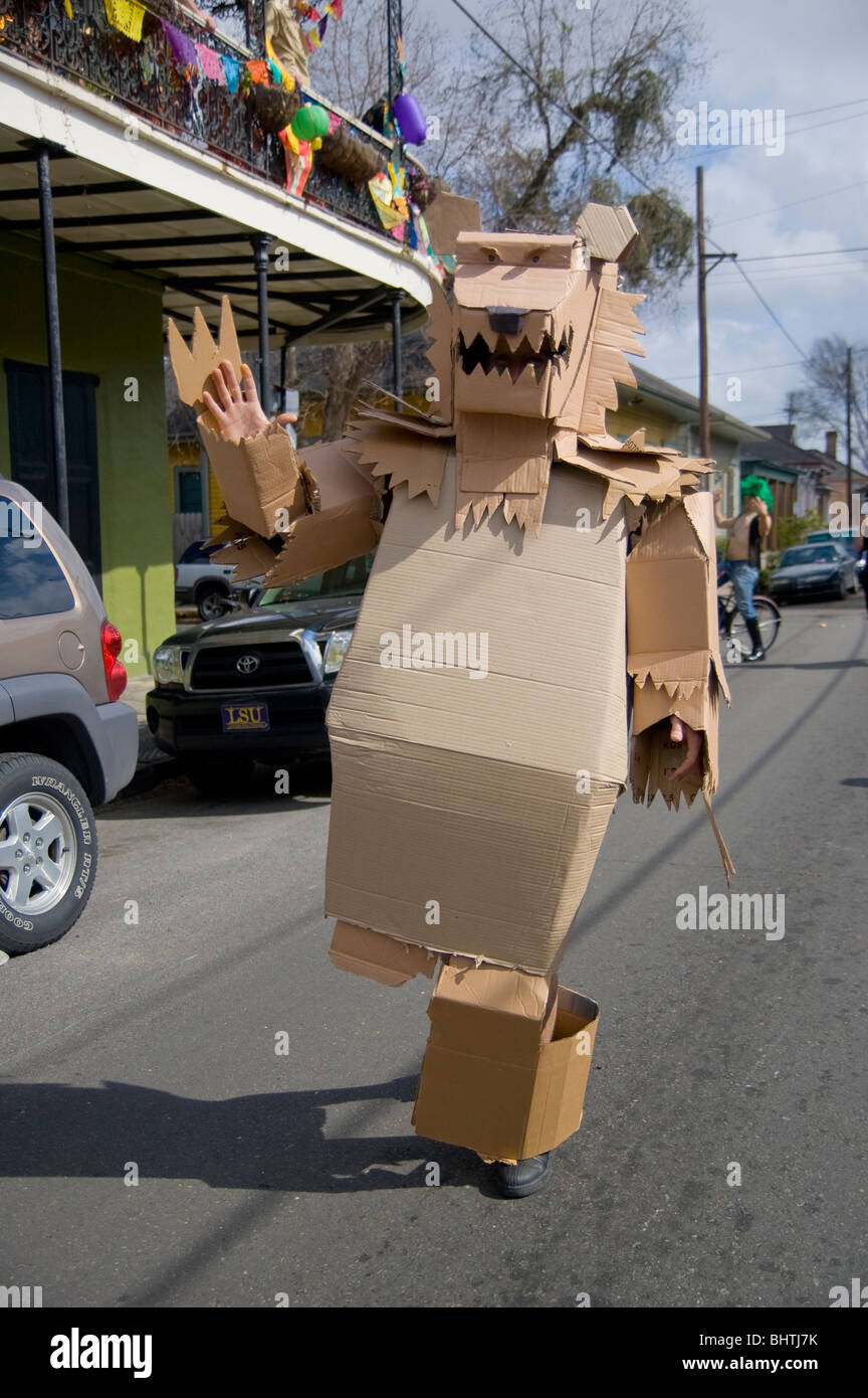 Un homme, en costume est dans un lion en carton. Mardi Gras, La Nouvelle-Orléans. Banque D'Images