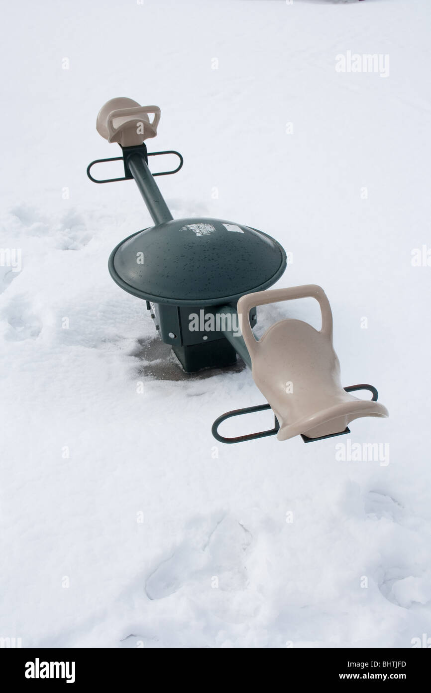 Aire de jeux pour enfants conseil d'équilibrage neige hiver vide Banque D'Images