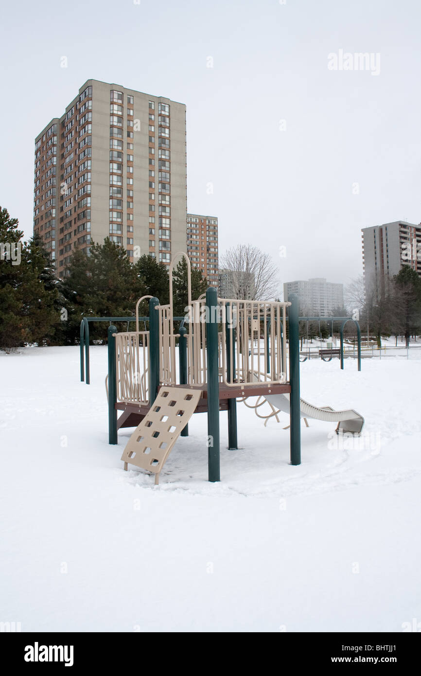 Aire de jeux enfants vide appartement neige hiver Banque D'Images