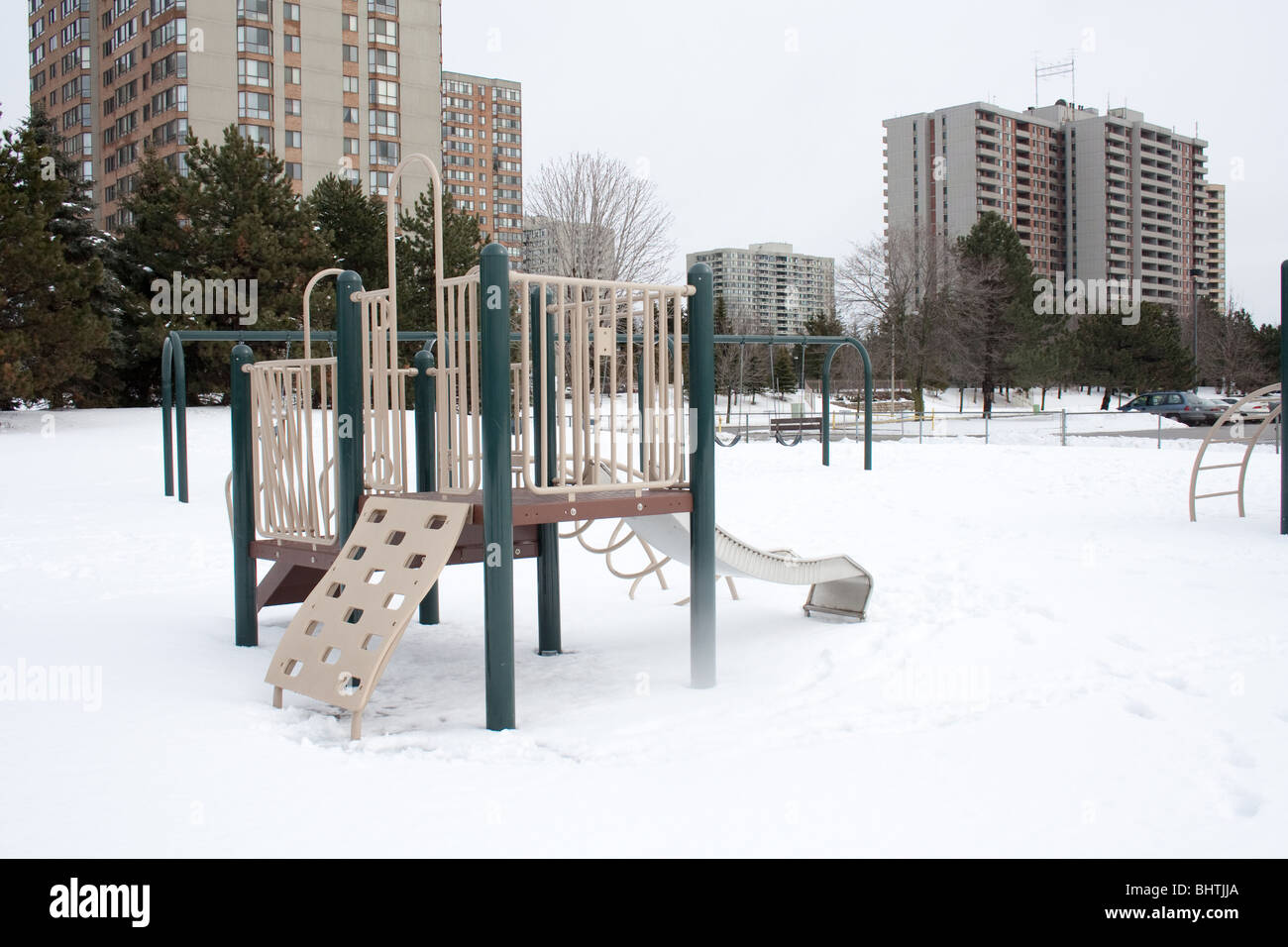 Aire de jeux enfants vide hiver neige apartments Banque D'Images