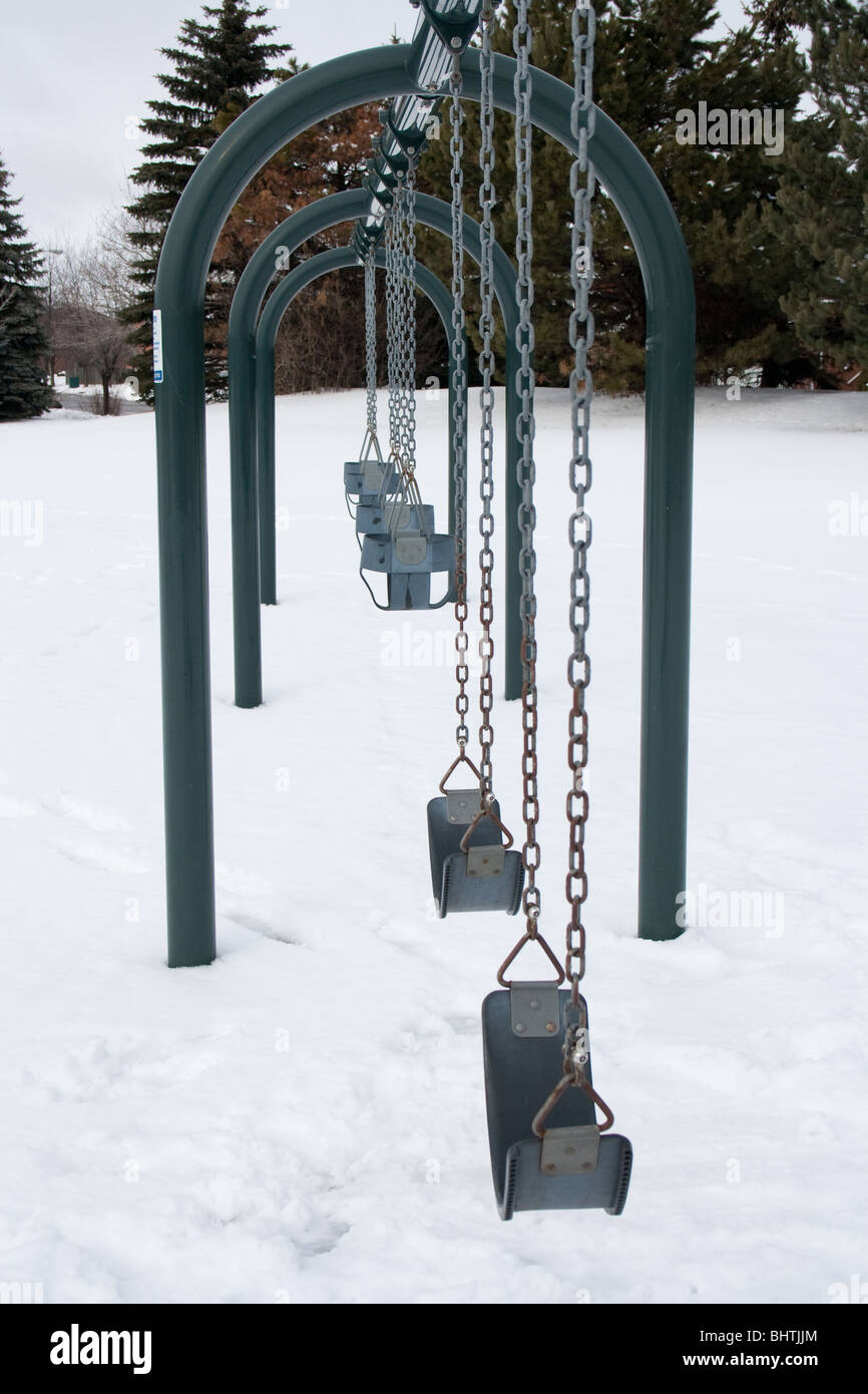 Les enfants Les enfants Aire de jeux balançoire neige froid vide Banque D'Images