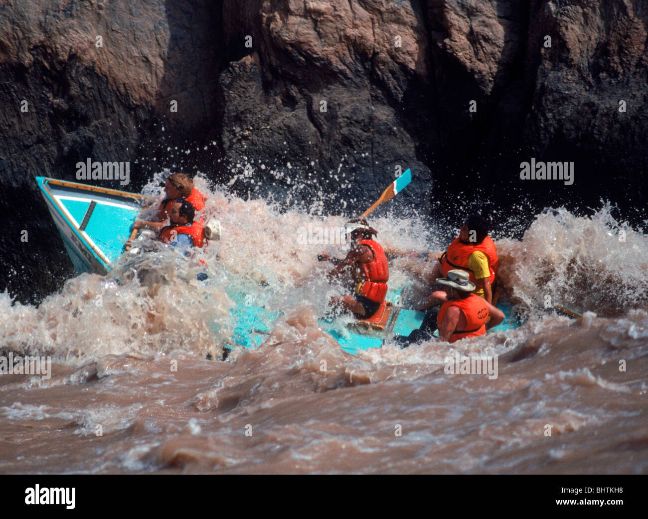 Grand Canyon Dory avec passagers rebondissent à travers les rapides de torsion à Granite Falls sur la rivière Colorado Banque D'Images