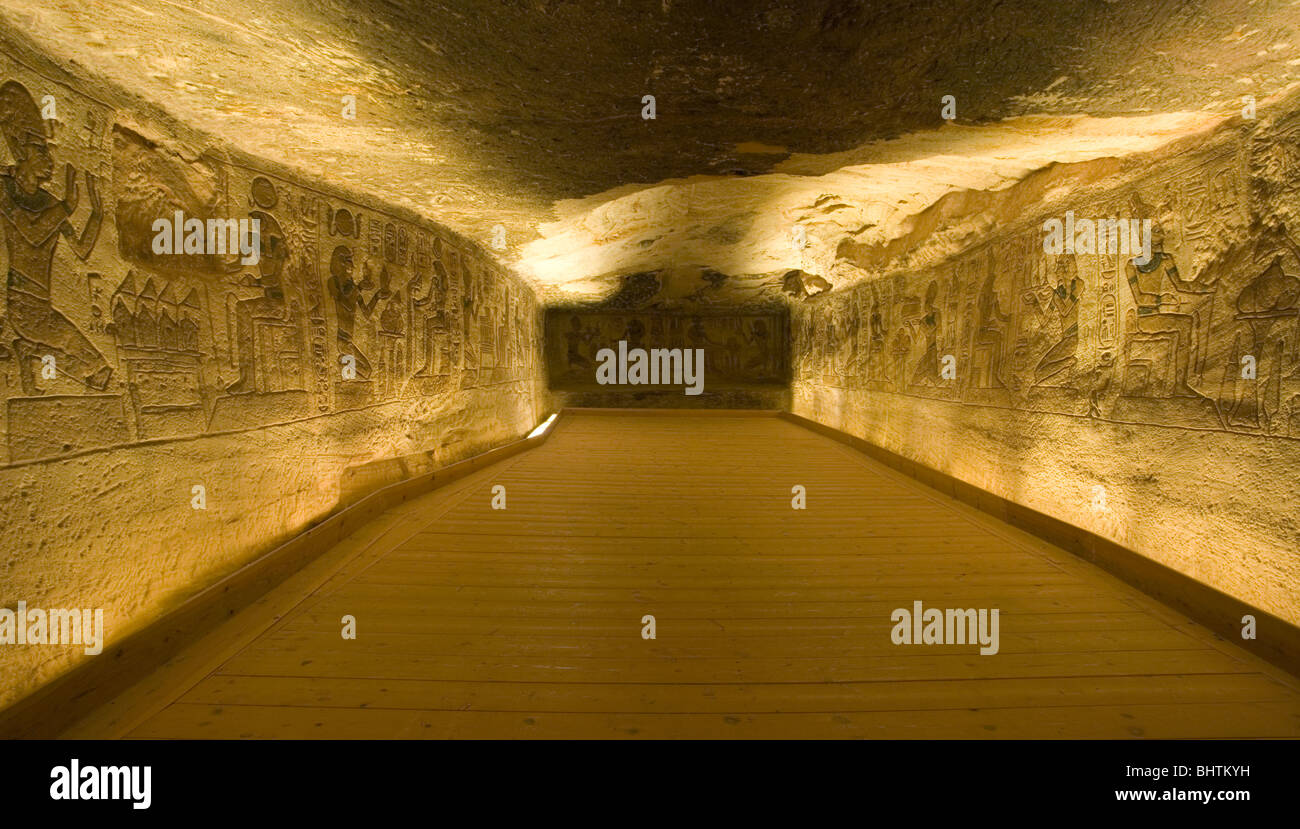Murs avec des sculptures à l'intérieur du grand temple d'Abou Simbel en Egypte. Banque D'Images
