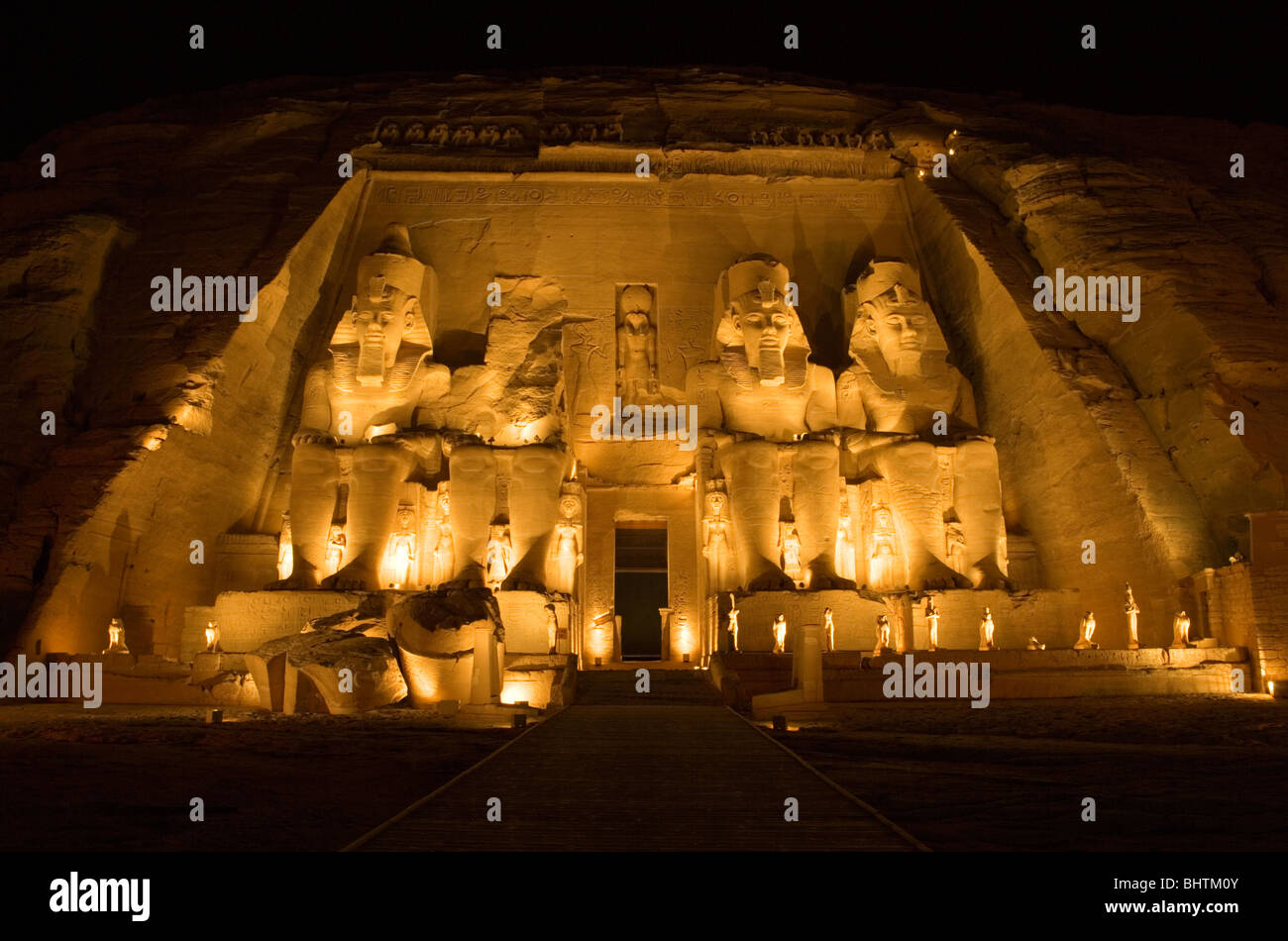 Courts de carved statues de Ramsès II garde le grand temple d'Abou Simbel au spectacle son et lumière en Egypte. Banque D'Images