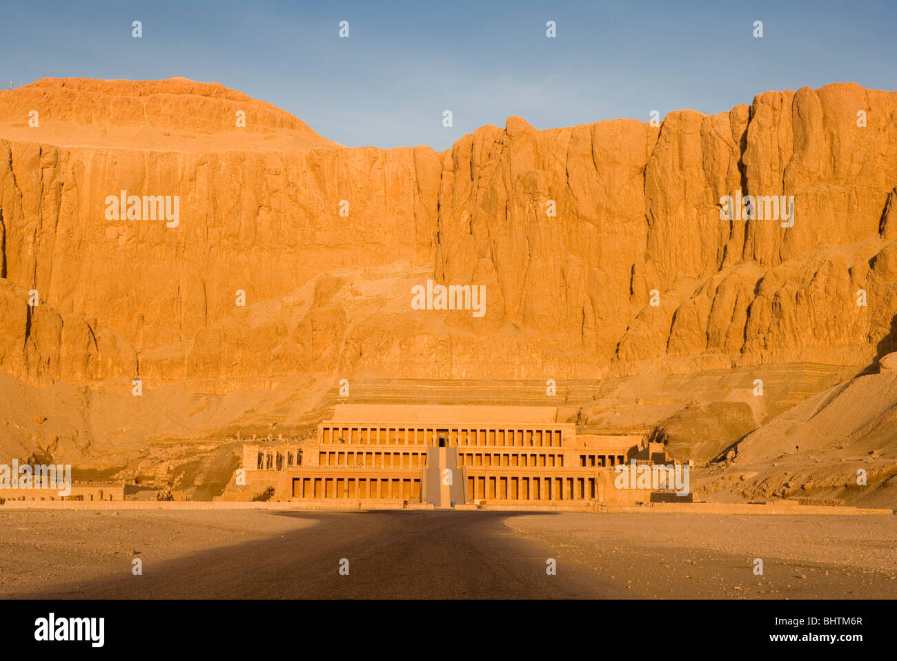 Temple d'Hatchepsout, Deir el-Bahri sur la rive ouest de Louxor, Egypte, au lever du soleil. Banque D'Images