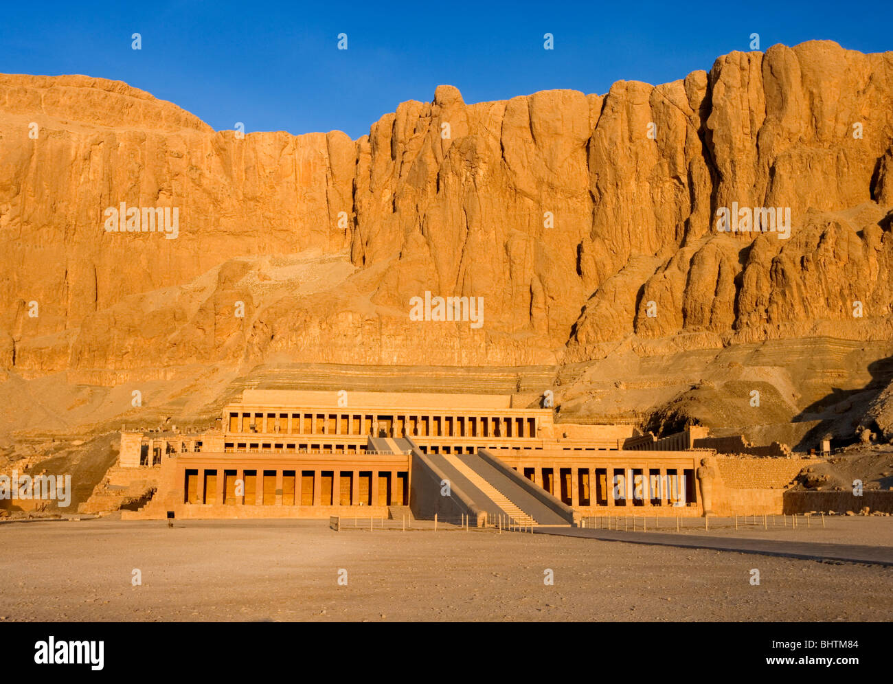 Temple d'Hatchepsout, Deir el-Bahri sur la rive ouest de Louxor, Egypte, au lever du soleil. Banque D'Images